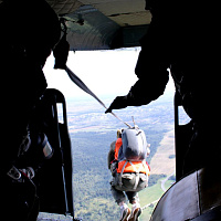 Военнослужащие 5 обрСпН выполнили десантирование на воду из вертолёта