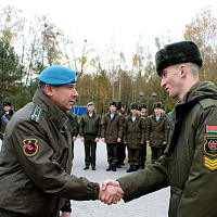 В соединениях и воинских частях военнослужащих торжественно провожают в запас