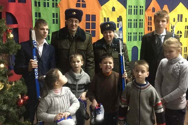 Военнослужащие поздравили воспитанников Улуковской вспомогательной школы-интерната с Новым годом