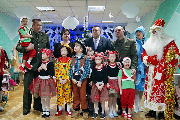 Гродзенскія ваенныя ўручылі падарункі дзецям з прытулку