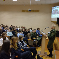 Военные лётчики провели урок мужества