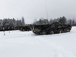 Занятия по вождению боевых машин с курсантами 72 ОУЦ