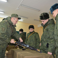 Новое пополнение гвардейцев учится стрелять