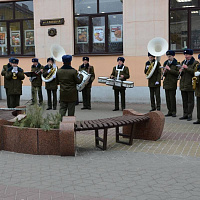 Десантники поздравили прекрасных жительниц Бреста 