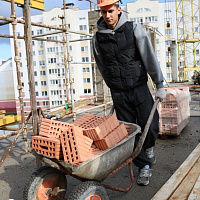 Личный состав 65-й автомобильной и 36-й дорожно-мостовой бригад присоединился к работам на строительстве новой школы