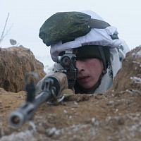 Гвардейцы готовят участок местности к обороне