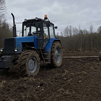 Военнослужащие оказывают помощь работникам сельскохозяйственных организаций в проведении посевных работ