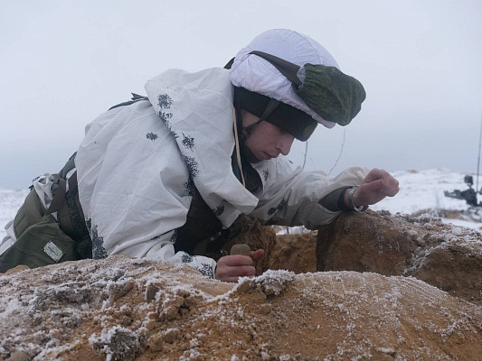 Гвардейцы готовят участок местности к обороне