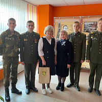 Гвардейцы поздравили педагогов с Днем учителя