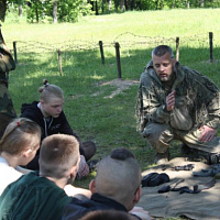 Воины-связисты рассказали школьникам о ратных буднях и ознакомили с армейским бытом