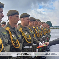 Участникам парада вручили нагрудные знаки от Главнокомандующего Вооружёнными Силами