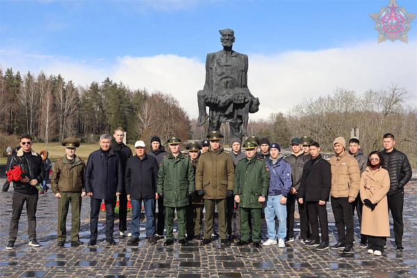 Участники Международной олимпиады по иностранному языку посетили мемориальный комплекс «Хатынь»