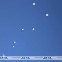 Военнослужащие ССО совершили прыжки с парашютом на полигоне Брестский