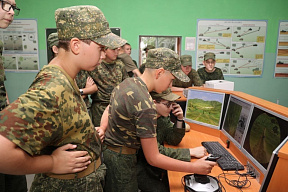 Школьники продолжают проводить каникулы с армией