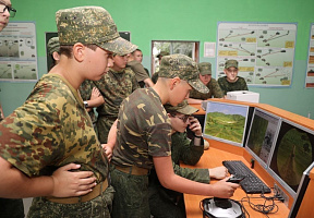 Школьники продолжают проводить каникулы с армией