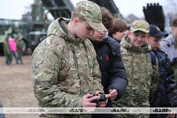 Около тысячи школьников посетили день открытых дверей на полигоне Осиповичский