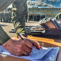 В 120 омбр состоялся ритуал вручения оружия военнообязанным, призванным из запаса