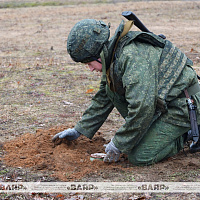 Военнообязанные, призванные из запаса на военные сборы, оттачивают военное мастерство на полигоне