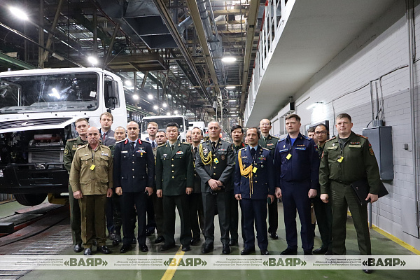 Представители военно-дипломатического корпуса посетили Национальный архив Республики Беларусь и МАЗ