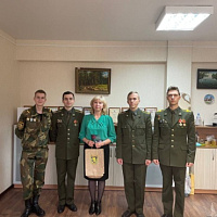 Гвардейцы поздравили педагогов с Днем учителя