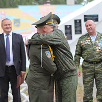 Командир 927-го центра подготовки и применения БАК попрощался с Боевым Знаменем