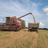 Военнослужащие продолжают оказывать помощь сельским труженикам в уборочной страде