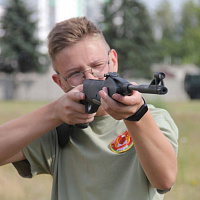 В 6 омбр продолжаются занятия с воспитанниками военно-патриотического лагеря