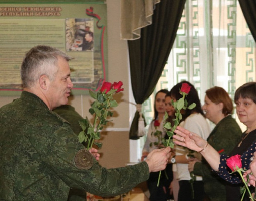 Прекрасным дамам – цветы и поздравления