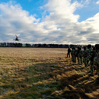 Военнослужащие 5 обр СпН выполнили прыжки с парашютом