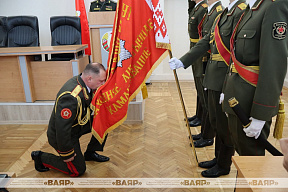 В ЗОК прошёл воинский ритуал прощания генерал-майора Вадима Сурова с Боевым Знаменем объединения