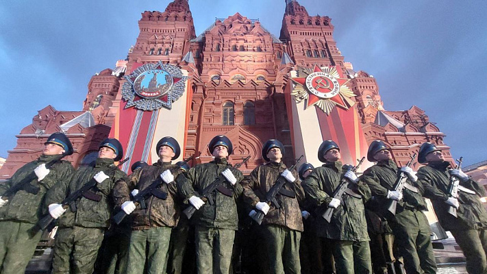 Тренировки парадного расчета, который примет участие в военном параде в Москве
