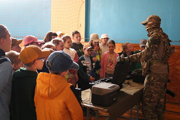 Воспитанники лагеря «Спасатели» посетили 65-ю автомобильную бригаду