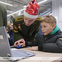 Белорусские военные принимают участие в празднике в столичном торговом центре «Першы нацыянальны гандлёвы дом»
