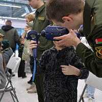 Белорусские военные принимают участие в празднике в столичном торговом центре «Першы нацыянальны гандлёвы дом»