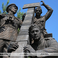 Завершаются монтажные работы по установке памятника, посвященного советским пограничникам