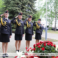 Возложили цветы к памятнику воинам-связистам, погибшим в годы Великой Отечественной войны