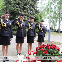 Возложили цветы к памятнику воинам-связистам, погибшим в годы Великой Отечественной войны
