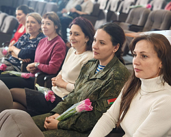  Командование 147 зрп поздравили представительниц прекрасного пола с предстоящим праздником