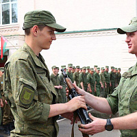 Военнослужащие, недавно принявшие Военную присягу, получают штатное оружие и военную технику