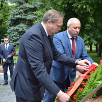 Головы в скорби склонив