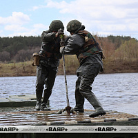 Военнослужащие понтонно-мостового батальона 188 ибр отработали наведение паромной переправы через реку Днепр