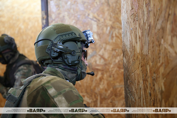 Военнослужащие Беларуси и Китая отработали тактический эпизод по зачистке внутренних помещений здания