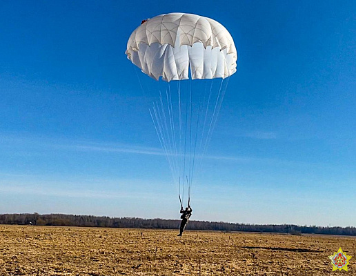 Витебские десантники совершили учебно-тренировочные прыжки с парашютом