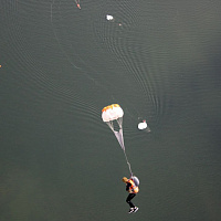 Военнослужащие 5 обрСпН выполнили десантирование на воду из вертолёта