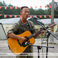Военнослужащие Народно-освободительной армии Китая дали концерт в полевых условиях
