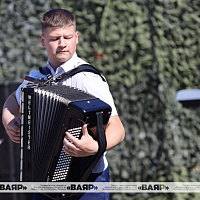 Белорусские военные артисты устроили праздник на полигоне Ашулук