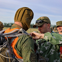 Военнослужащие 103 овдбр совершили прыжки с парашютом