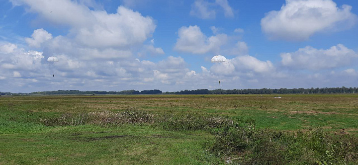 Военнослужащие 5 обр СпН совершили прыжки с парашютом