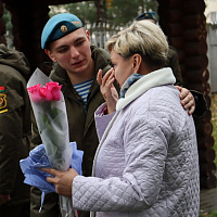 Брестские десантники поздравили мам с наступающим праздником