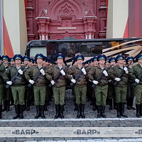 Продолжаются тренировки расчета, который примет участие в военном параде в Москве